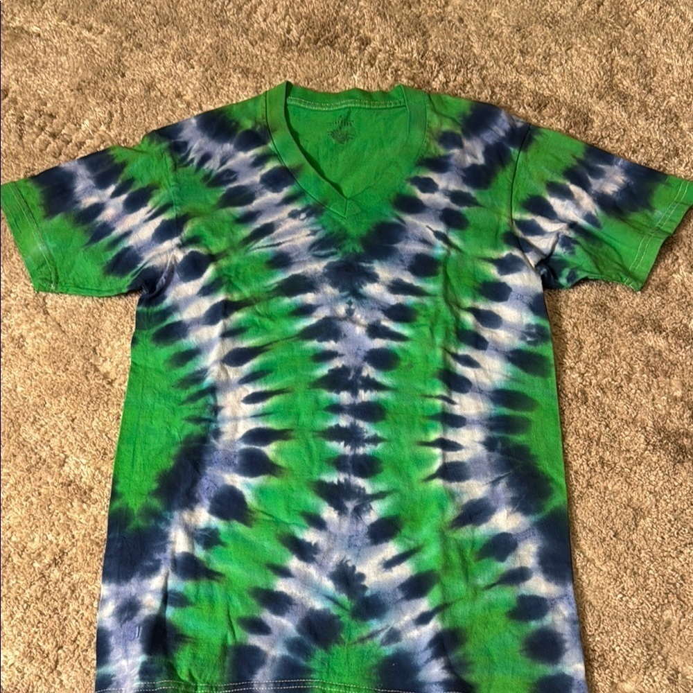 🍍Stafford tied dyed v neck top🍍Sz small🍍pit to pit 17”🍍length 27”🍍